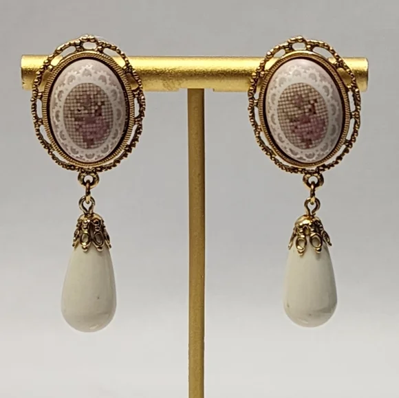 1928 Vintage Glass Hand Painted Heart Brooch and Earrings - Picture 3 of 9